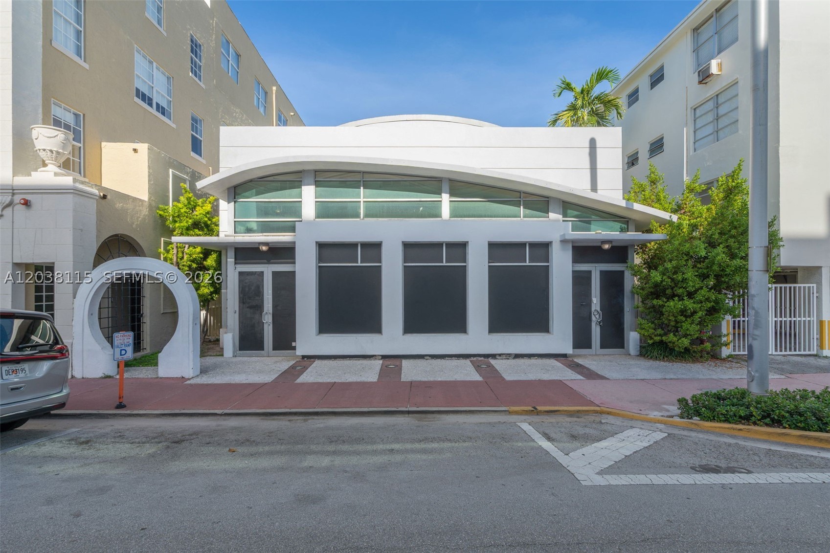 721 Collins Ave Property Photo 4