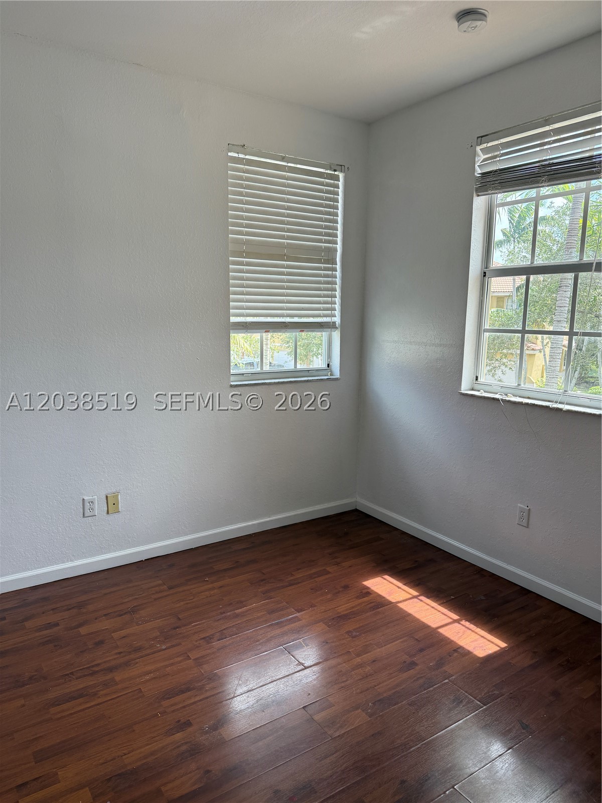 551 Ne 21st Ter Property Photo 3