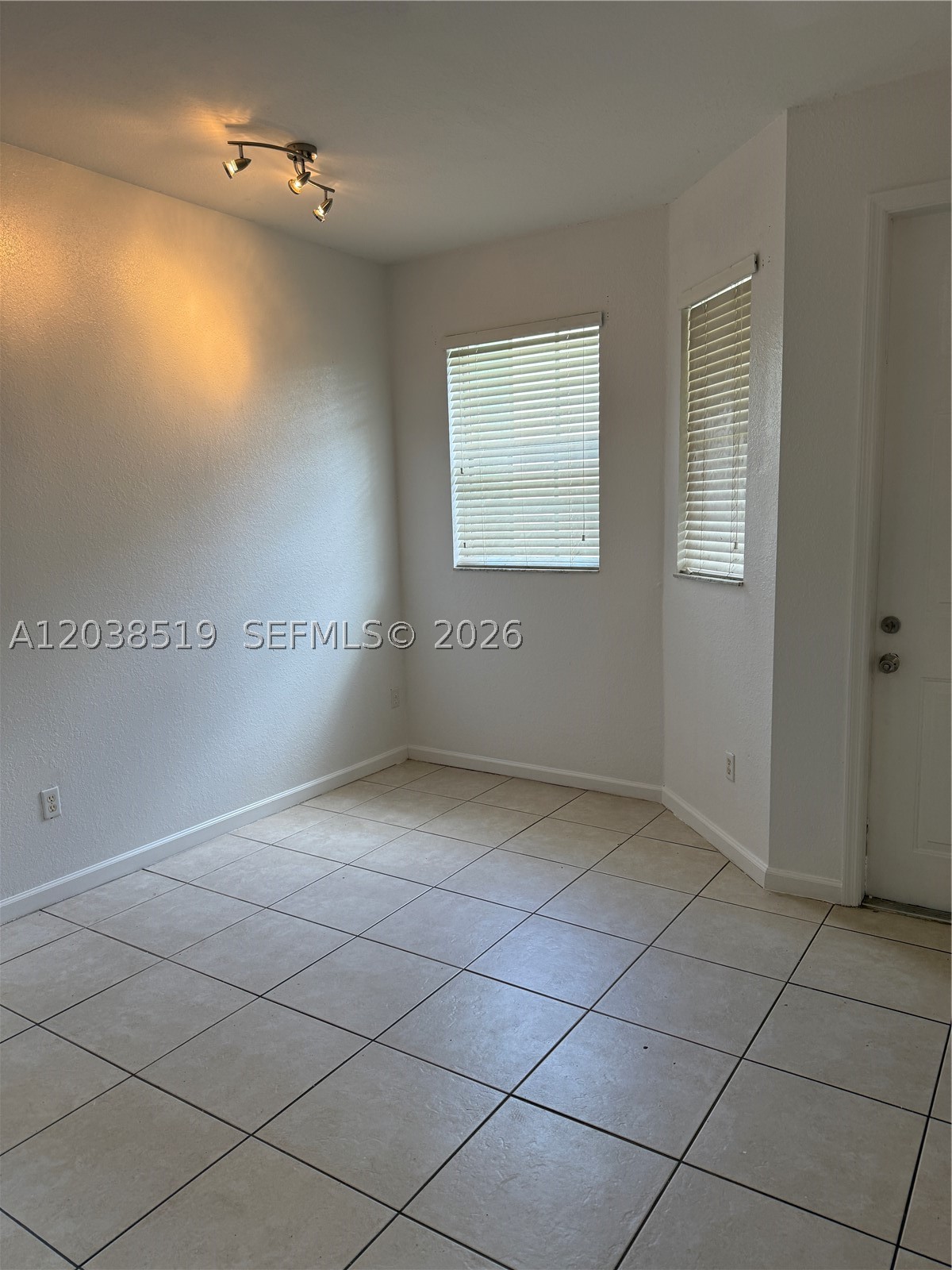 551 Ne 21st Ter Property Photo 4