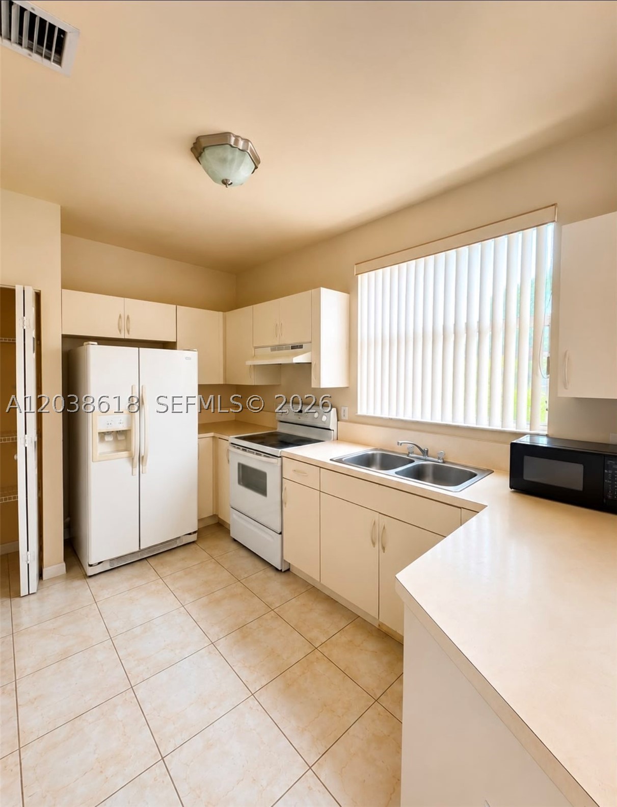 641 E Mowry Ct Property Photo 3