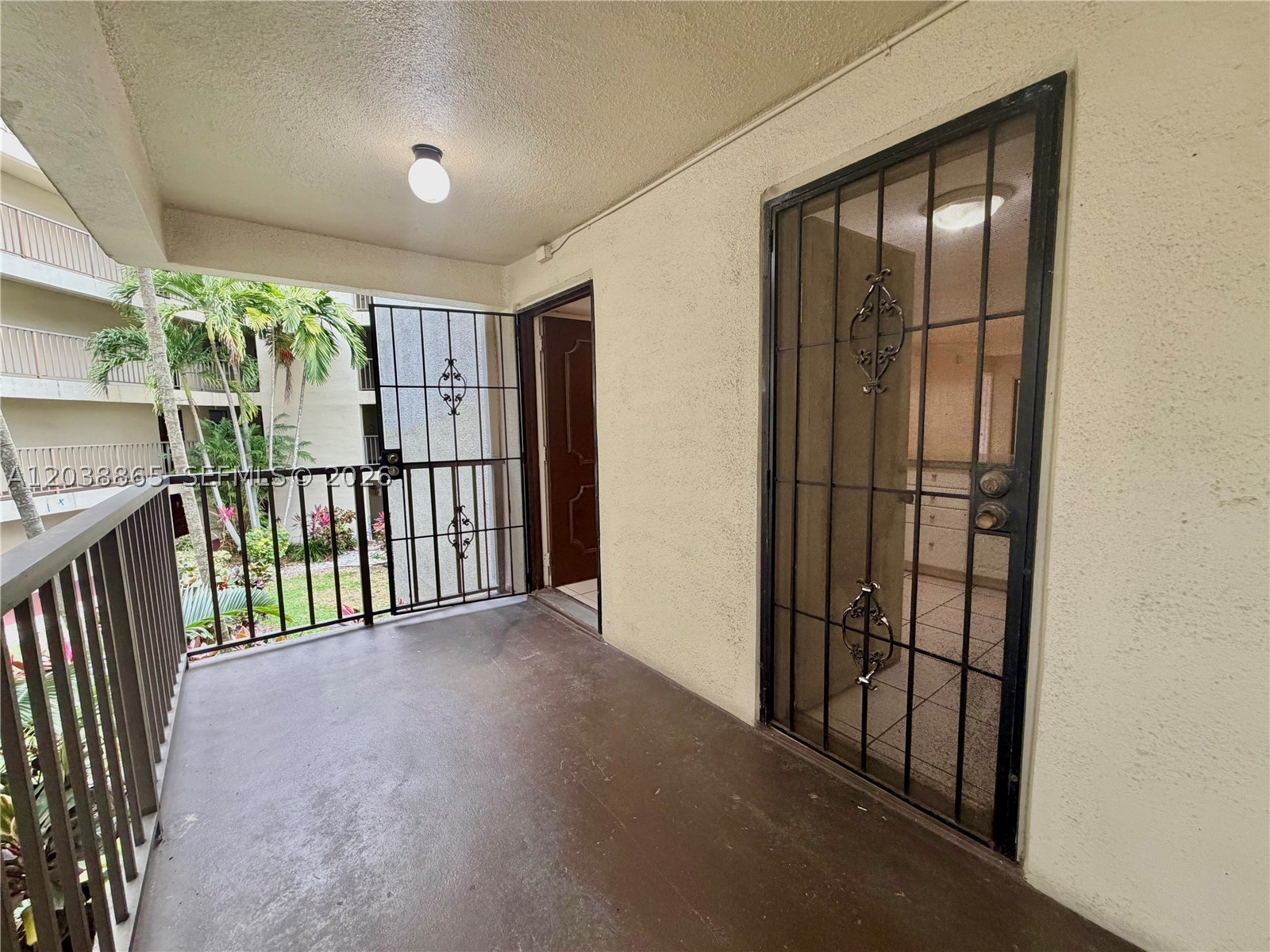 2320 S Cypress Bend Dr 206 Property Photo 2