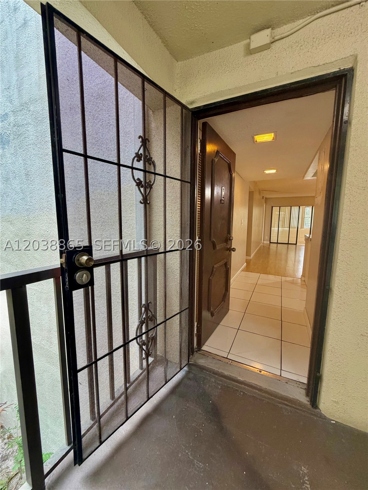 2320 S Cypress Bend Dr 206 Property Photo 3