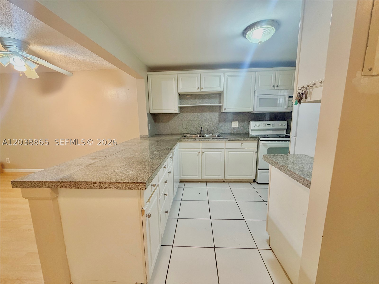 2320 S Cypress Bend Dr 206 Property Photo 5