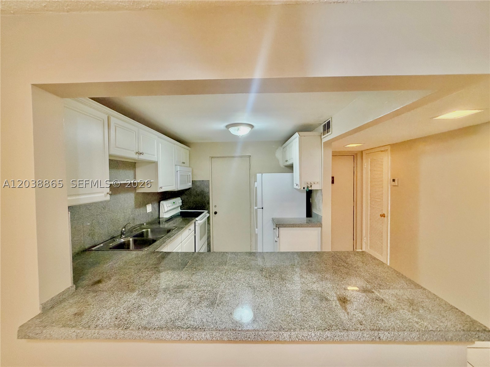 2320 S Cypress Bend Dr 206 Property Photo 7