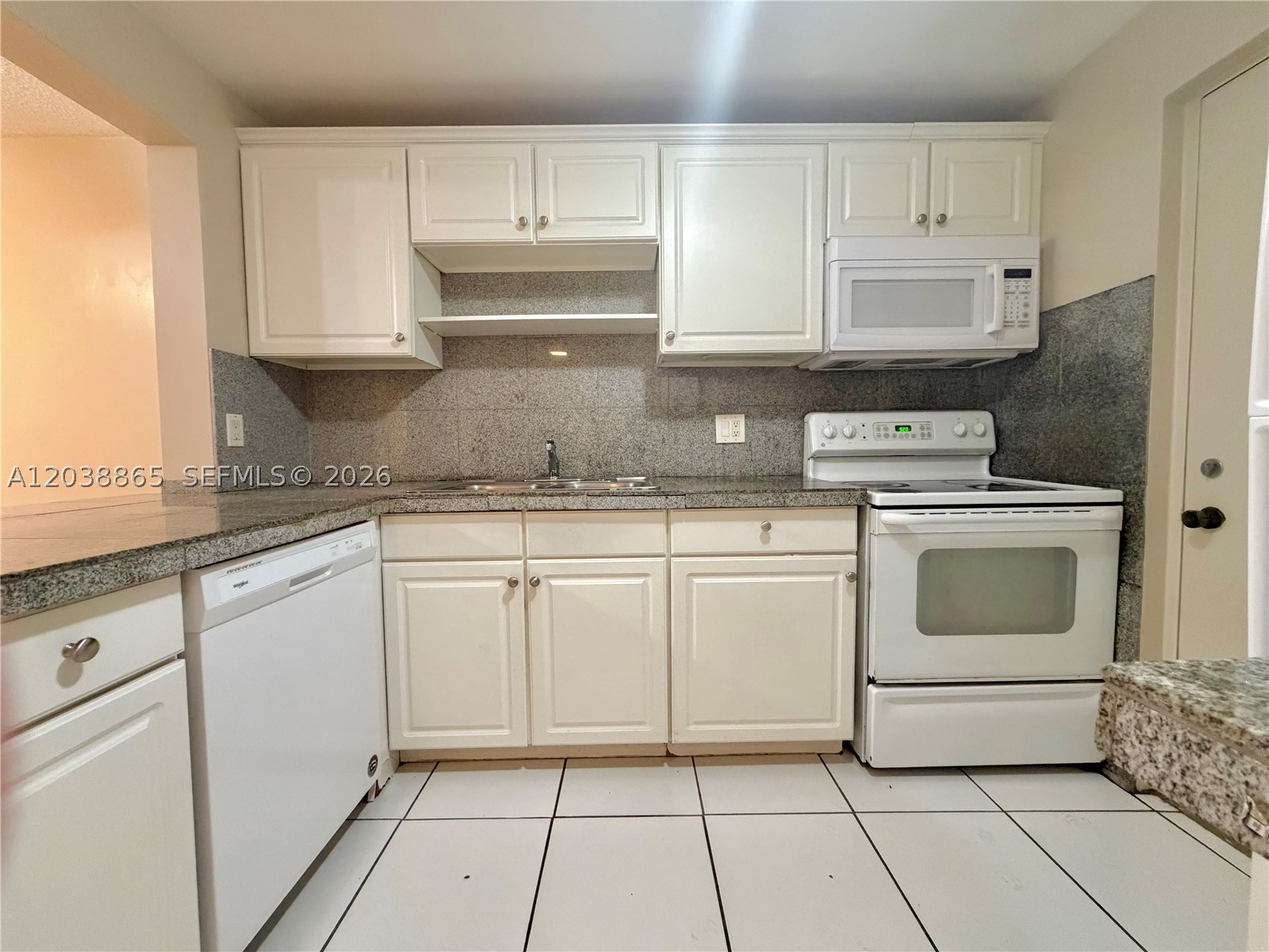2320 S Cypress Bend Dr 206 Property Photo 8