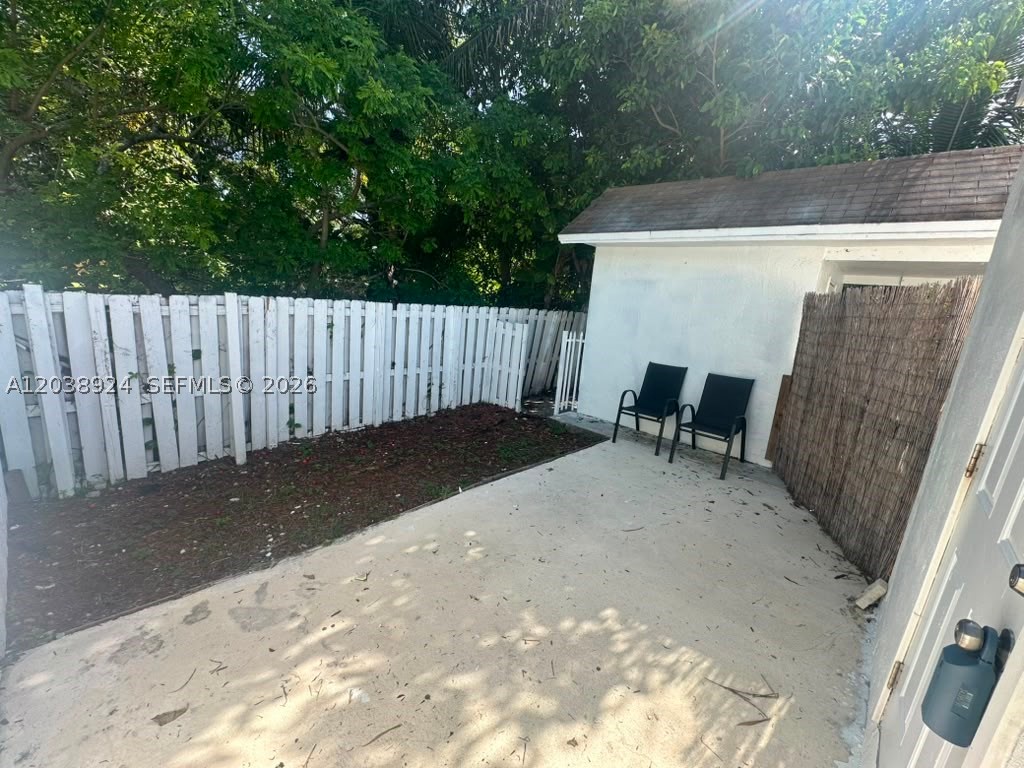 655 Nw 2nd St A Property Photo 7