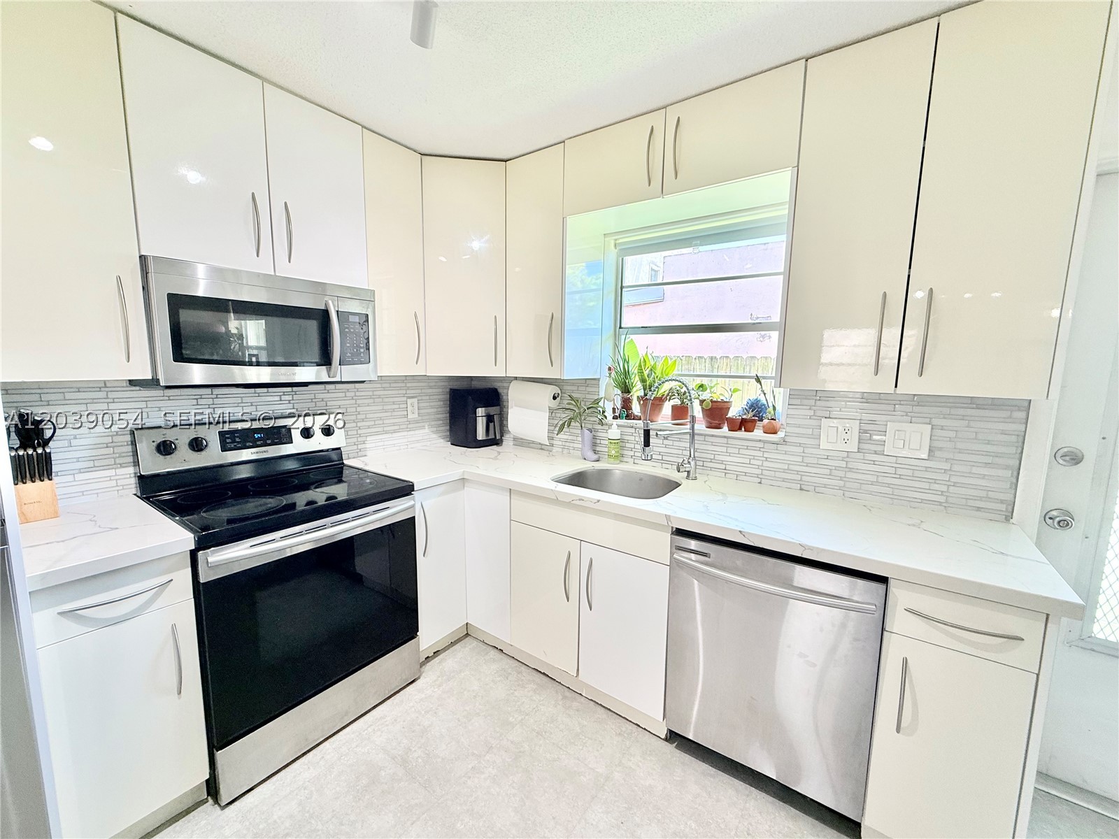 1722 Mayo St 105 Property Photo 1