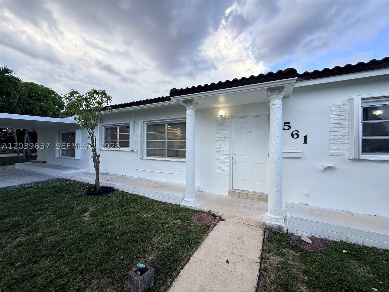 561 W 39th St N/a Property Photo 1