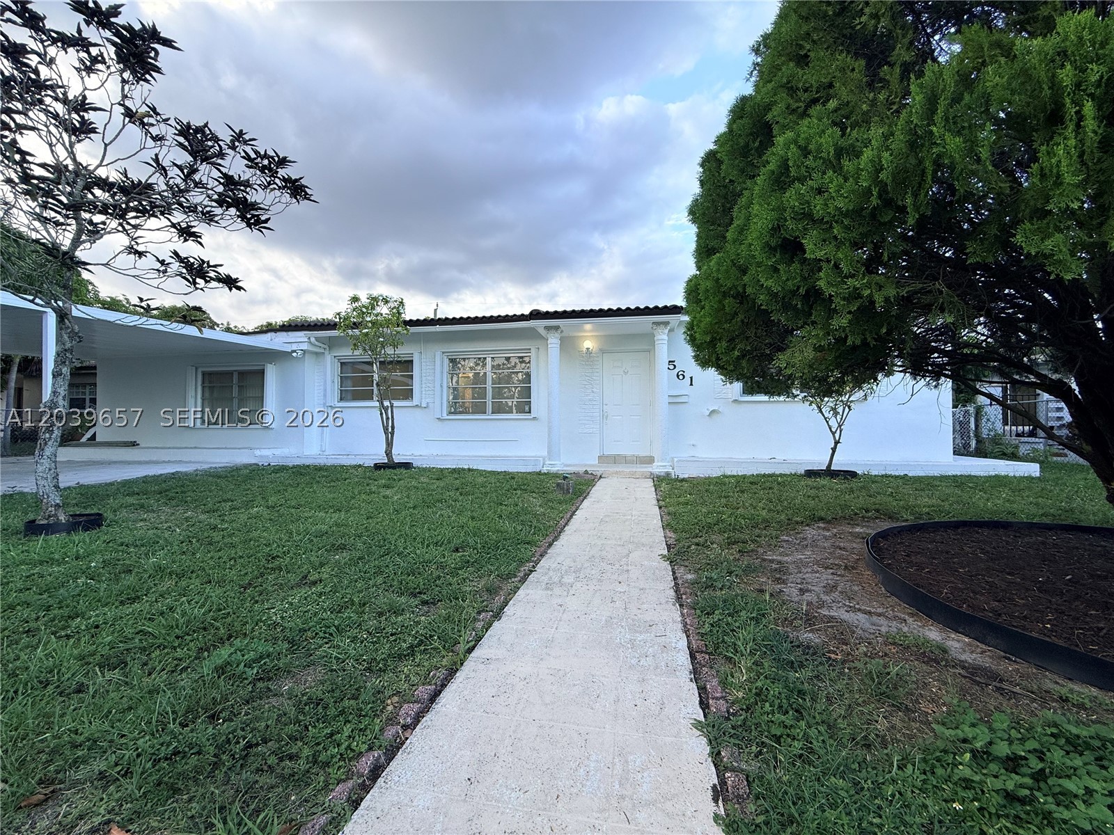 561 W 39th St N/a Property Photo 3