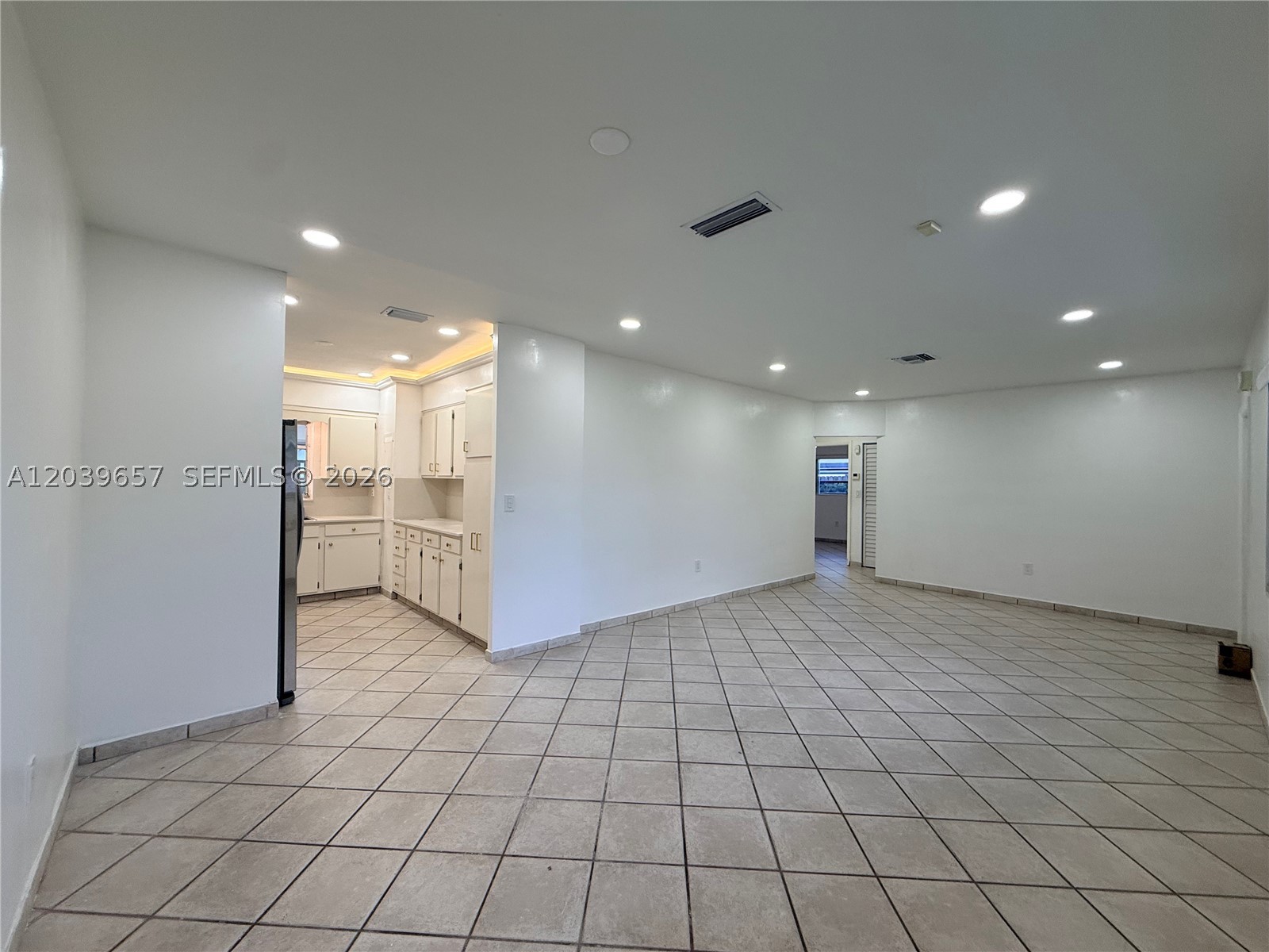 561 W 39th St N/a Property Photo 14