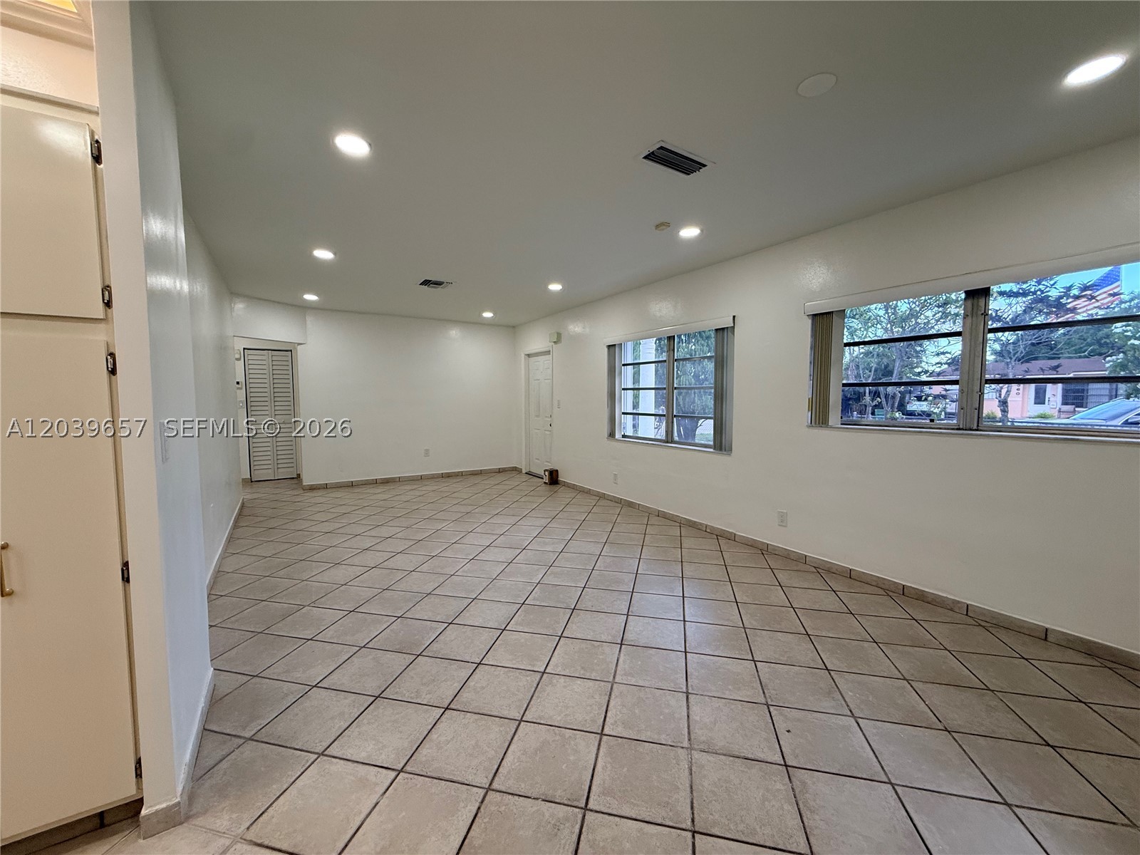 561 W 39th St N/a Property Photo 15