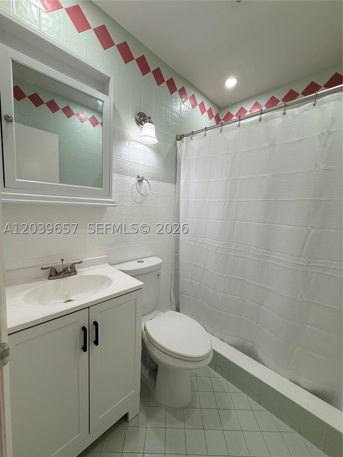 561 W 39th St N/a Property Photo 17