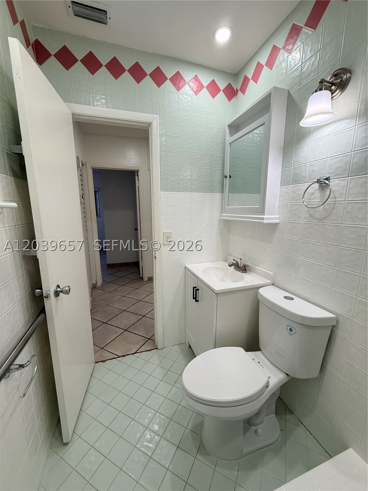 561 W 39th St N/a Property Photo 18
