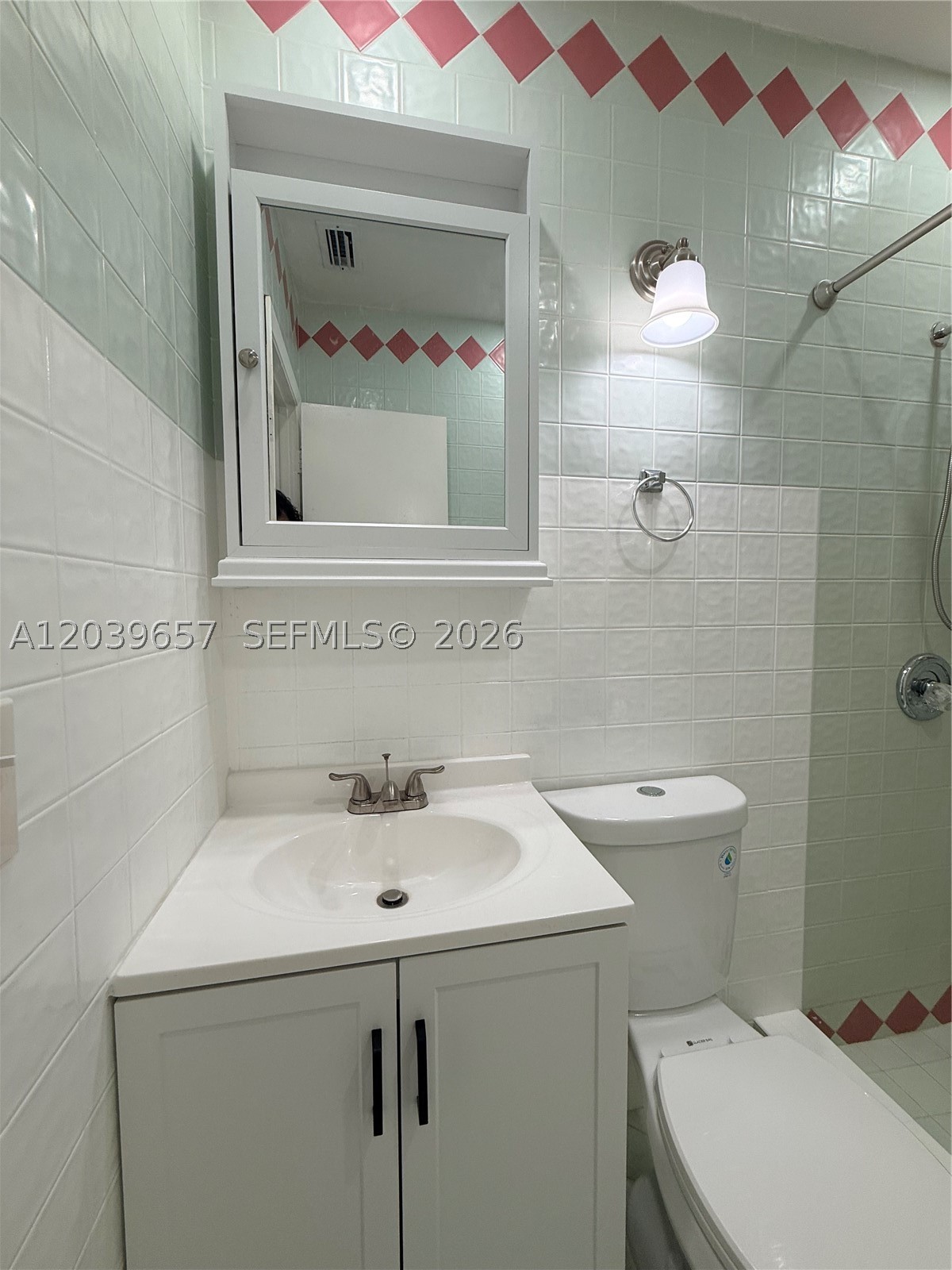 561 W 39th St N/a Property Photo 19