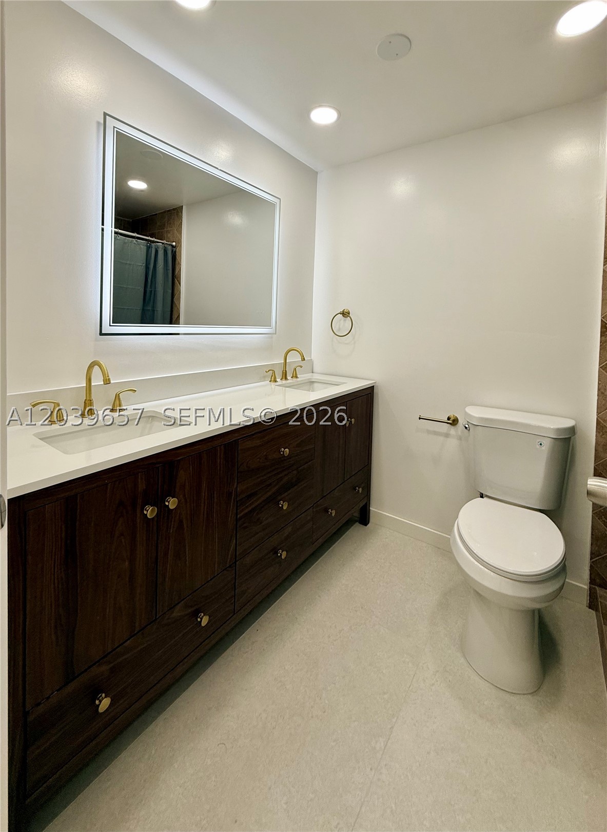 561 W 39th St N/a Property Photo 39