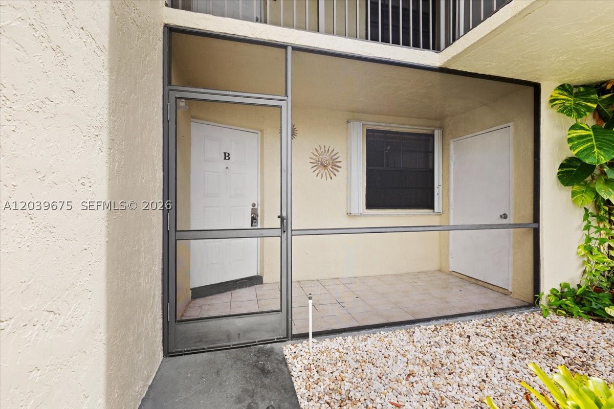 999 Hamilton Dr 999b Property Photo 4