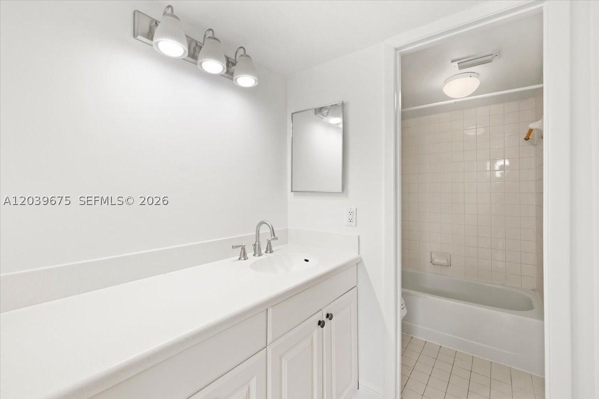 999 Hamilton Dr 999b Property Photo 15