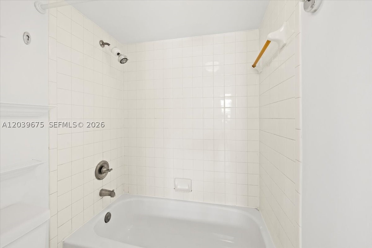 999 Hamilton Dr 999b Property Photo 16