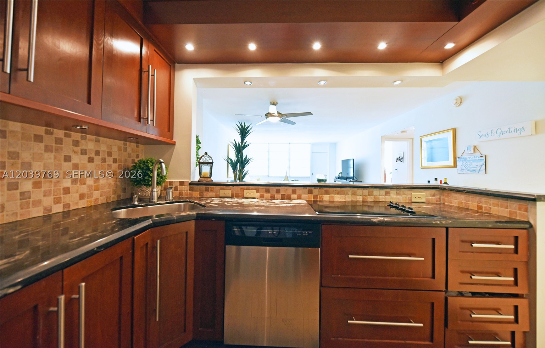 2016 Bay Dr 201 Property Photo 5