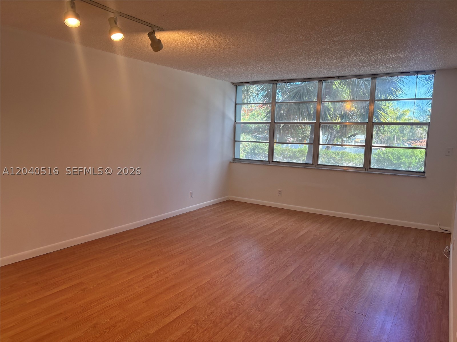 2741 Taft St 211 Property Photo 2