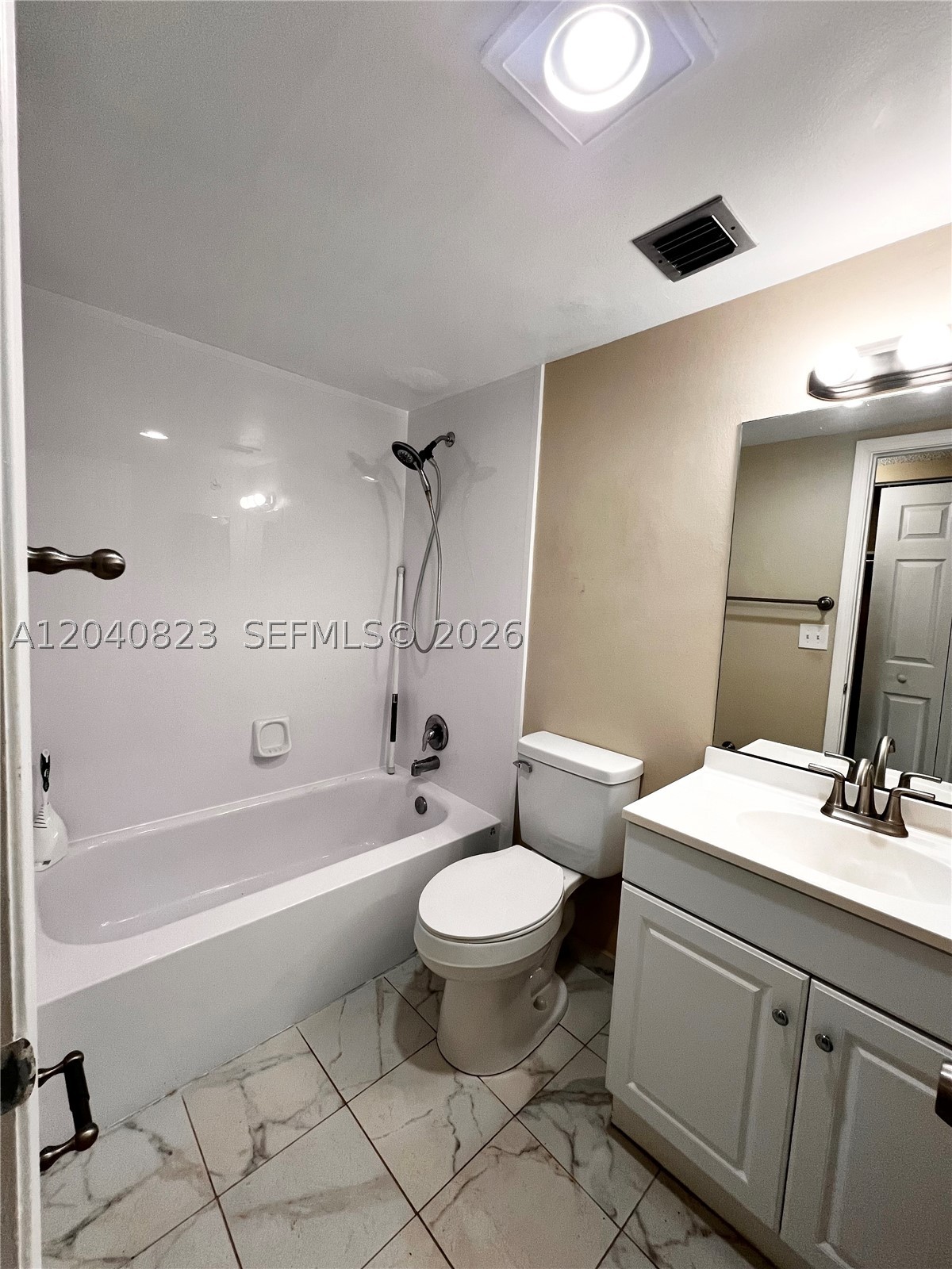 9235 Lagoon Pl 109 Property Photo 9