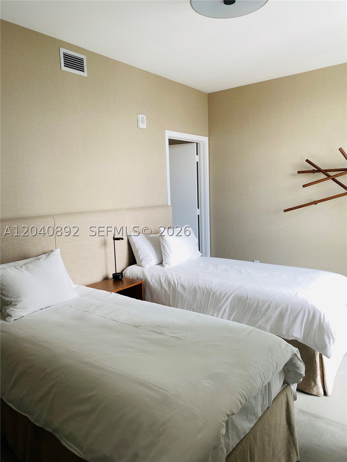 A12040892 Property Photo 14