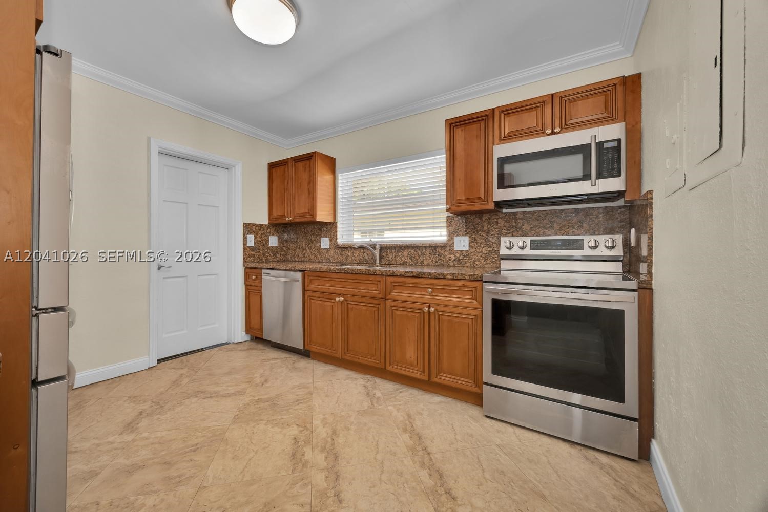 829 Medina Ave Property Photo 8