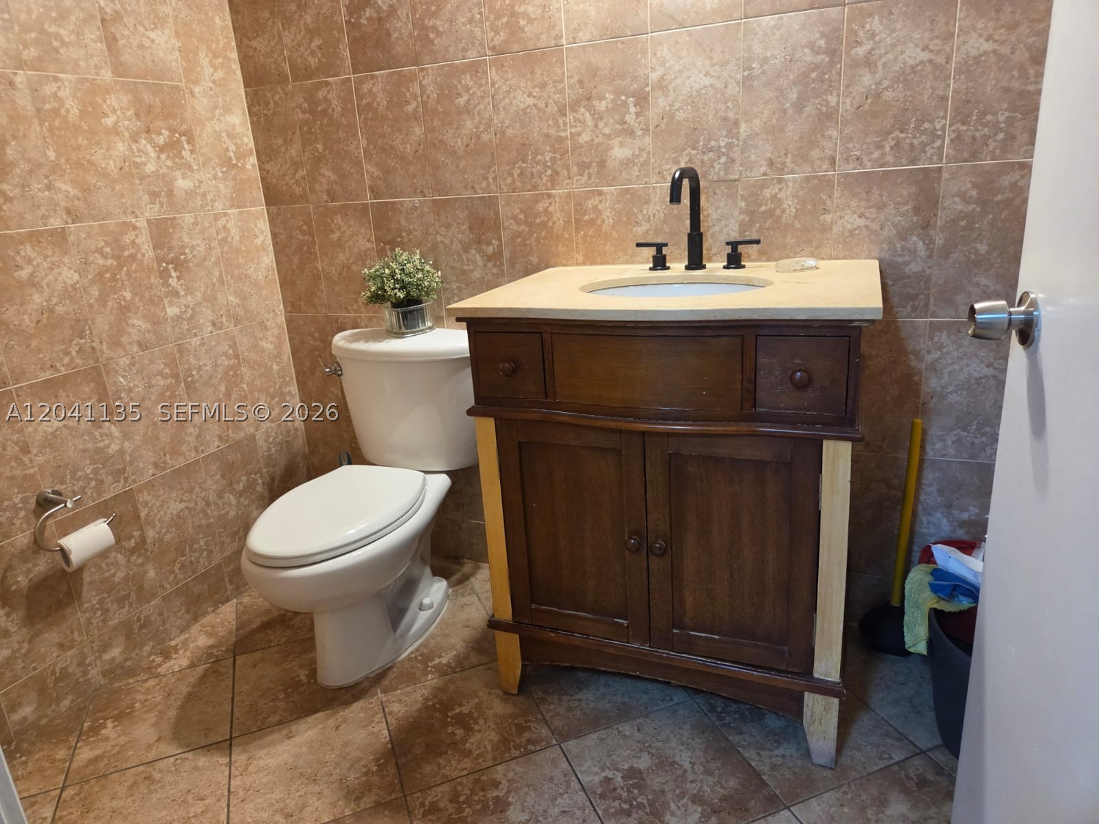 5824 Johnson St Property Photo 10