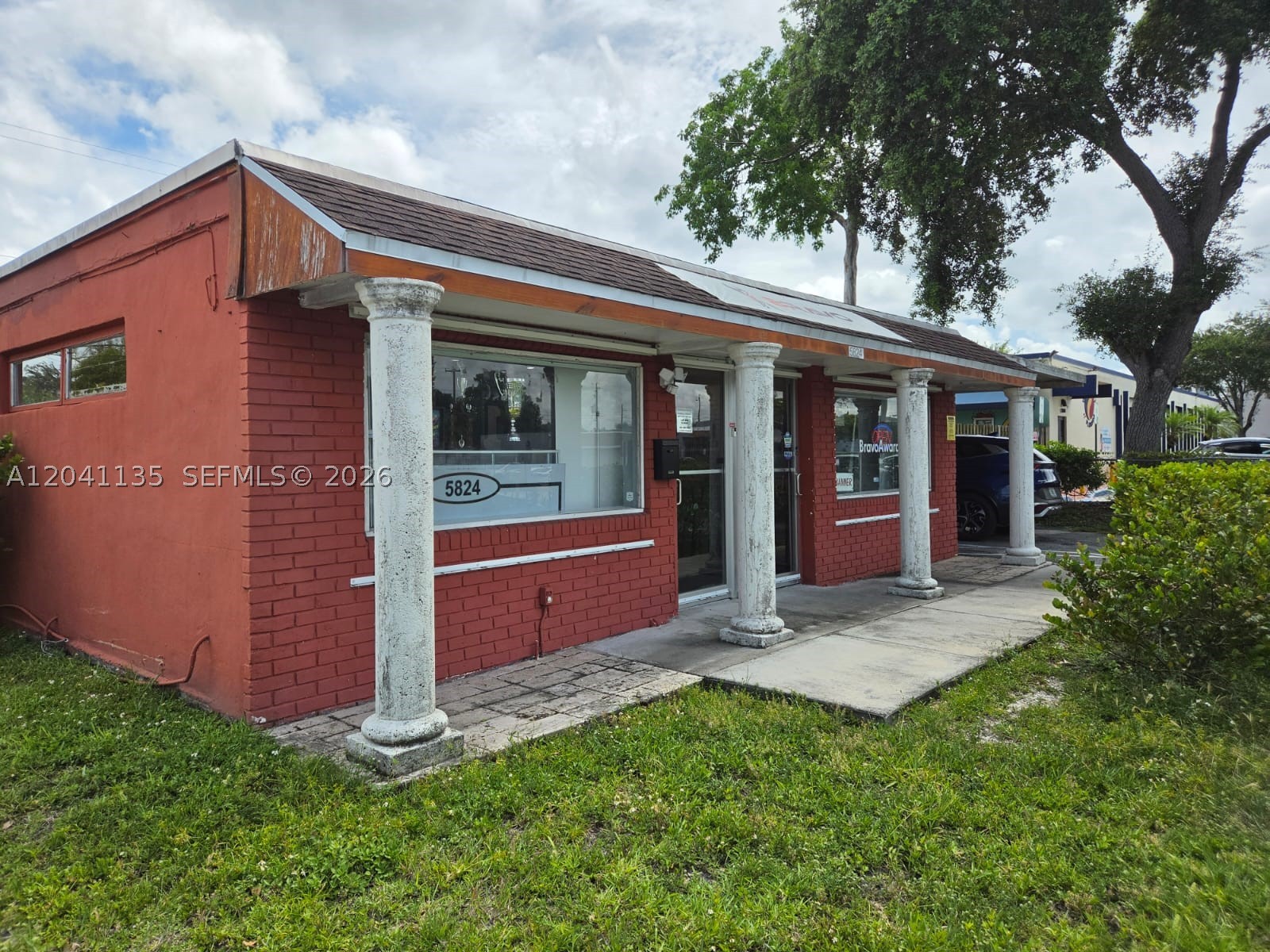 5824 Johnson St Property Photo 13