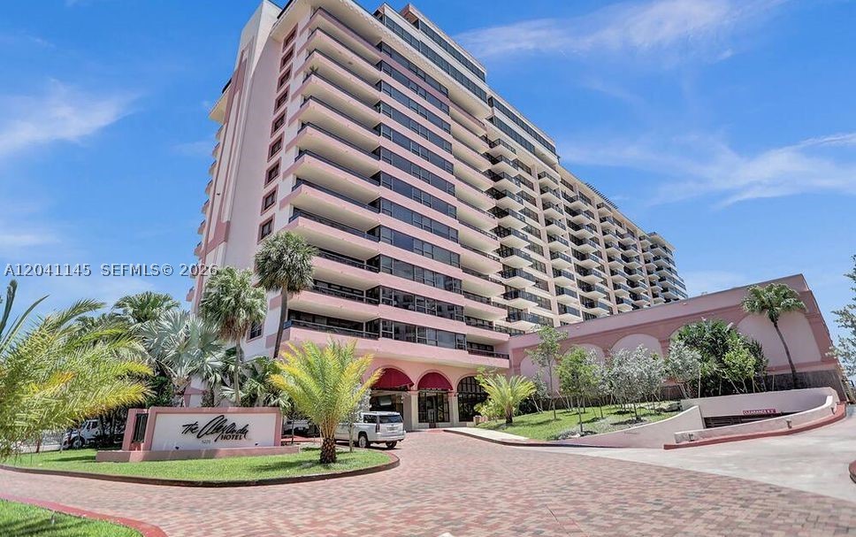 5225 Collins Ave 914 Property Photo 4