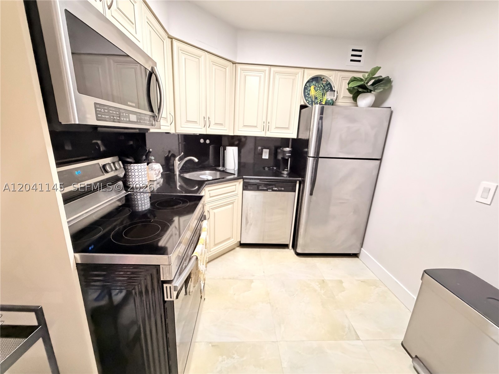 5225 Collins Ave 914 Property Photo 14