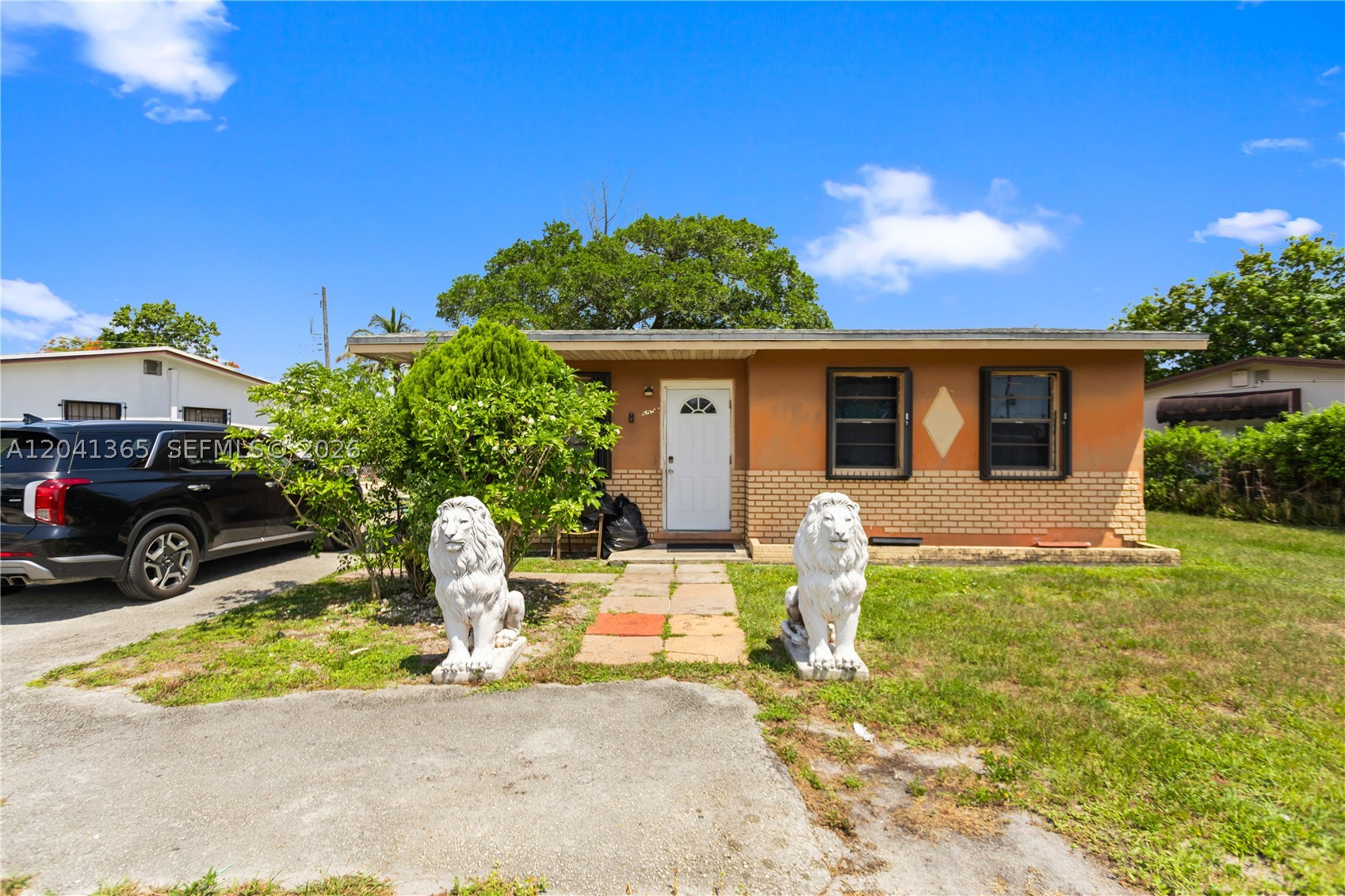 555 Harem Ave Property Photo 1