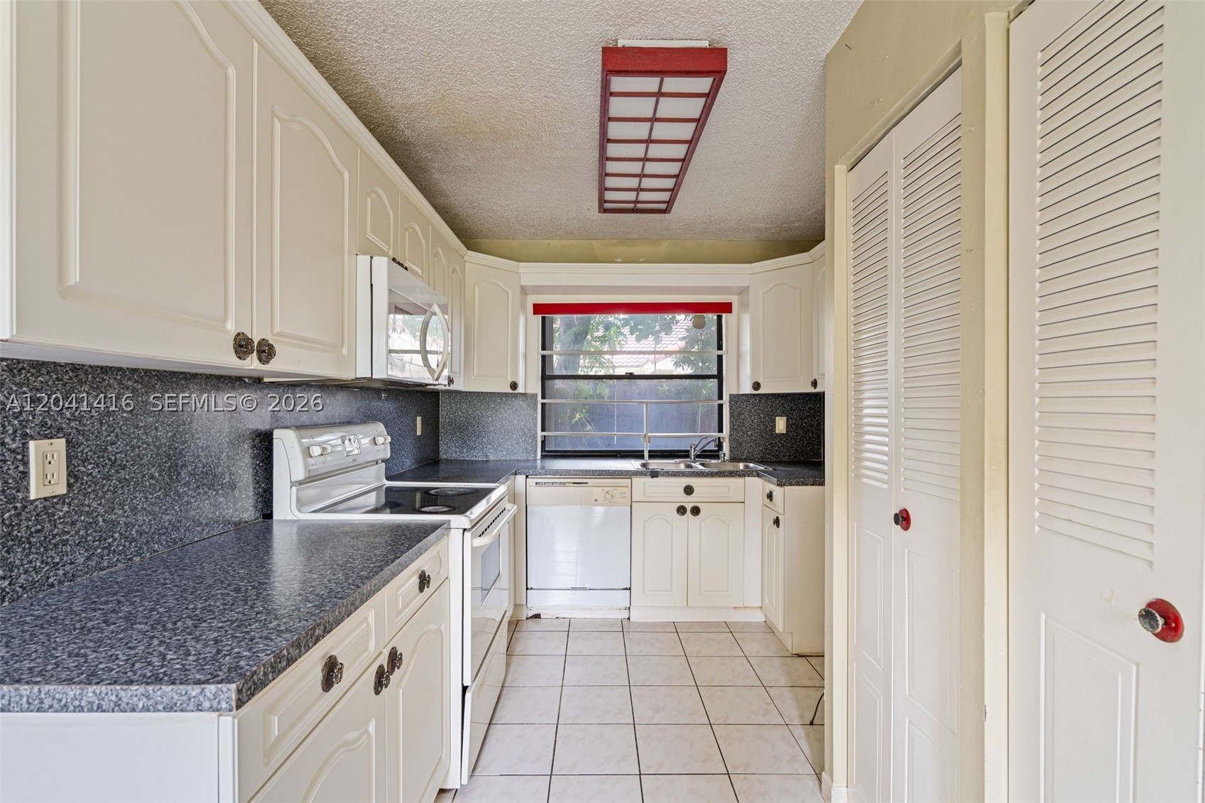 6233 Nw 170th Ter Property Photo 4