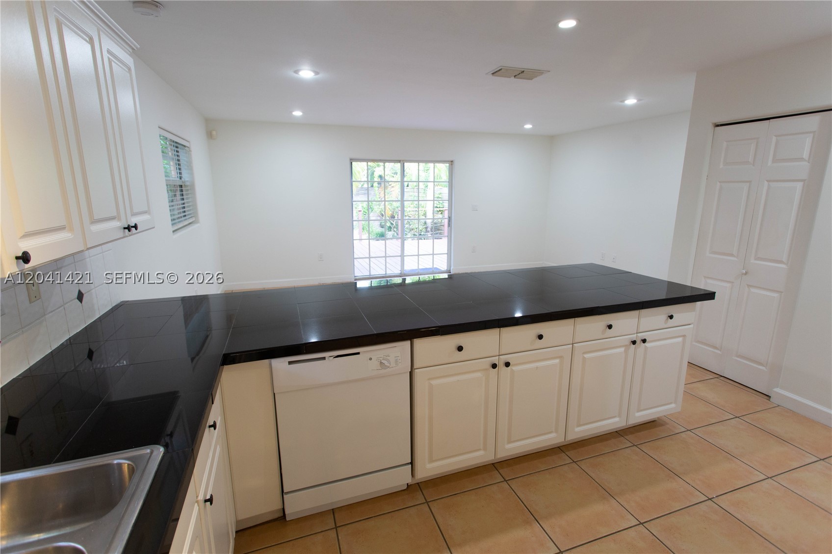 2919 Virginia St Property Photo 4