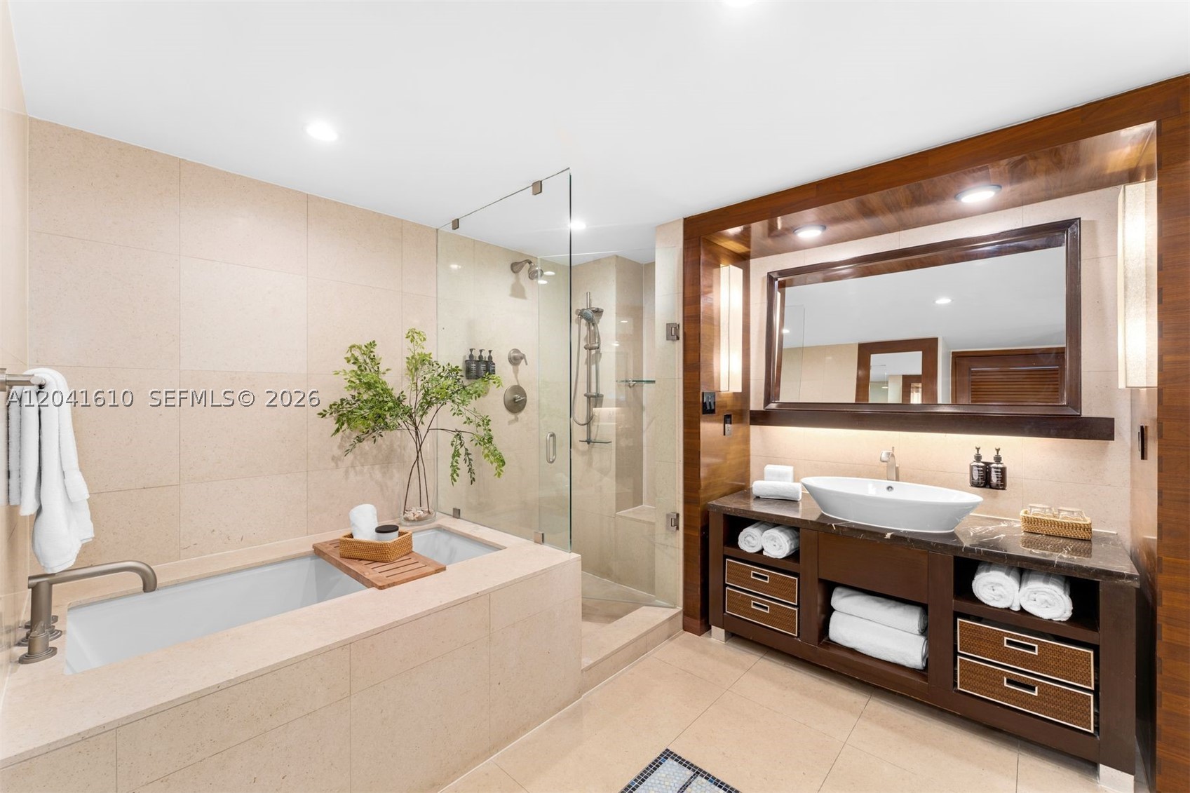 6801 Collins Ave Door 606 Property Photo 6