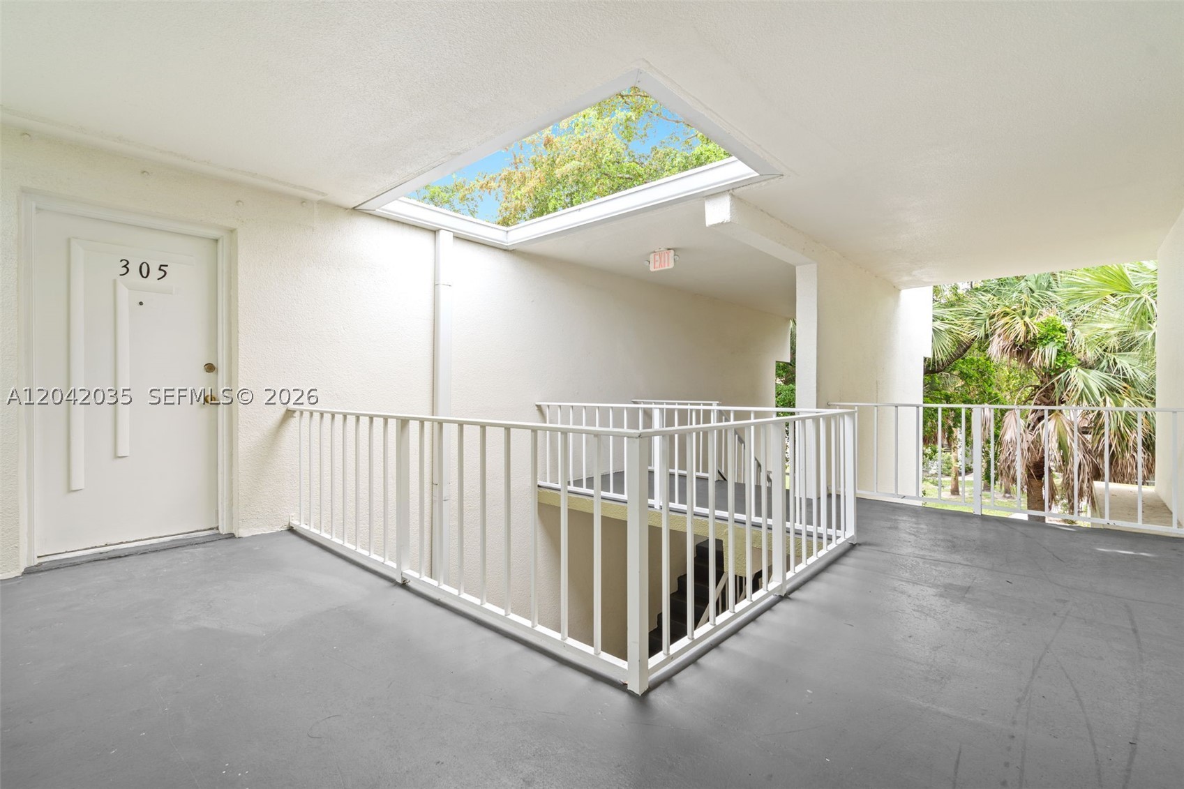 4215 N University Dr 305 Property Photo 3