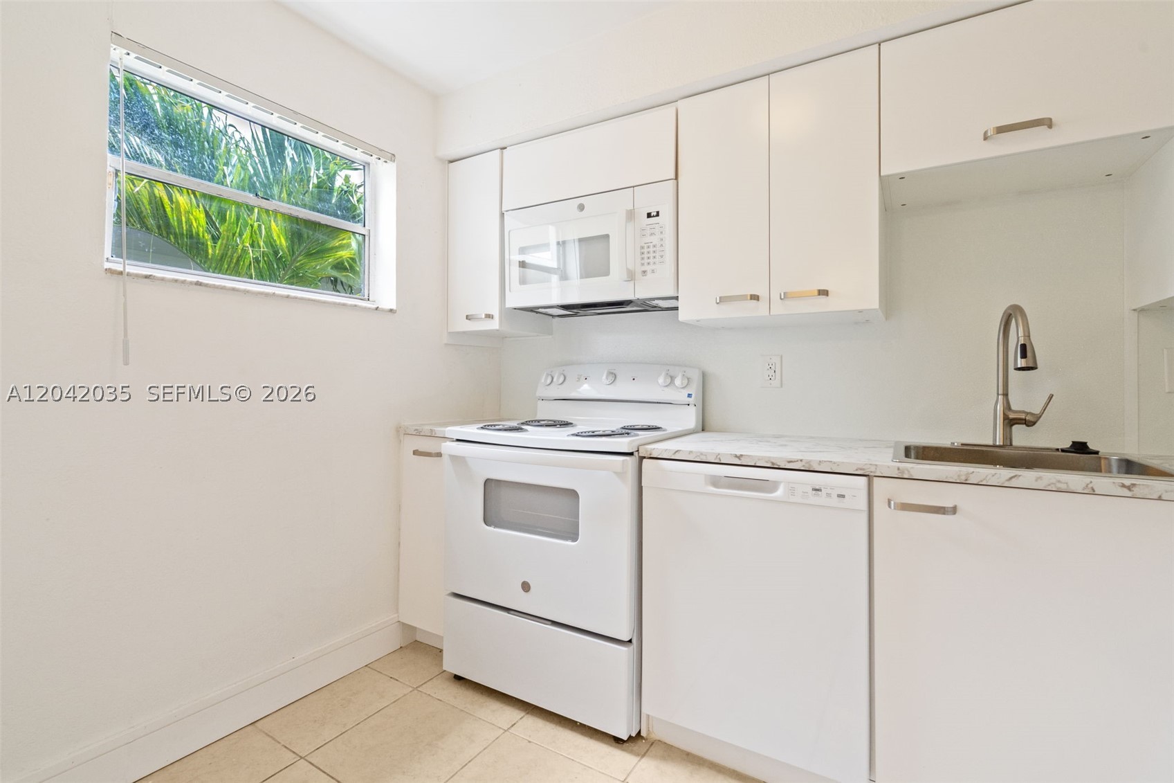 4215 N University Dr 305 Property Photo 5