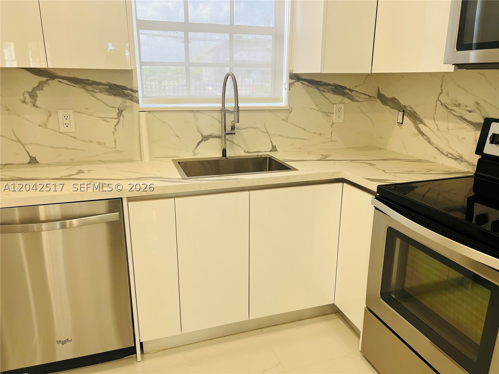 A12042517 Property Photo 6