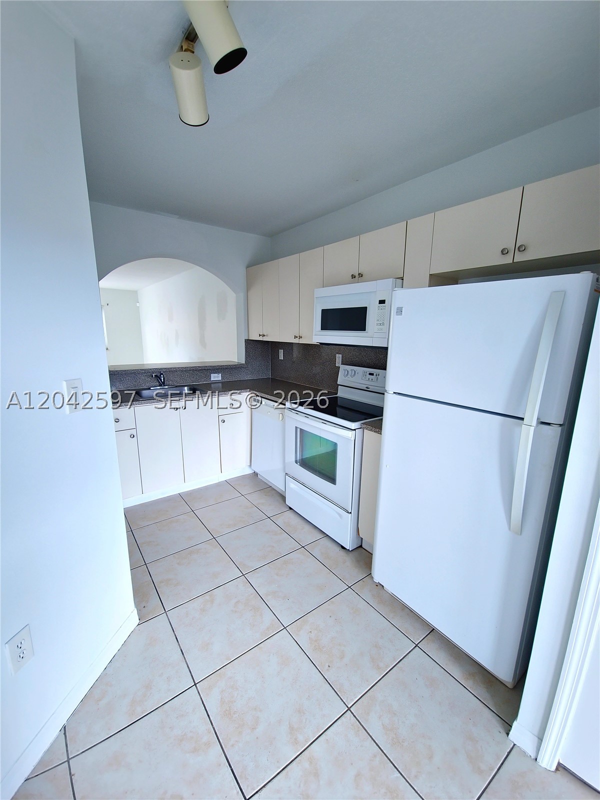 940 Ne 33rd Ter 102 Property Photo 5