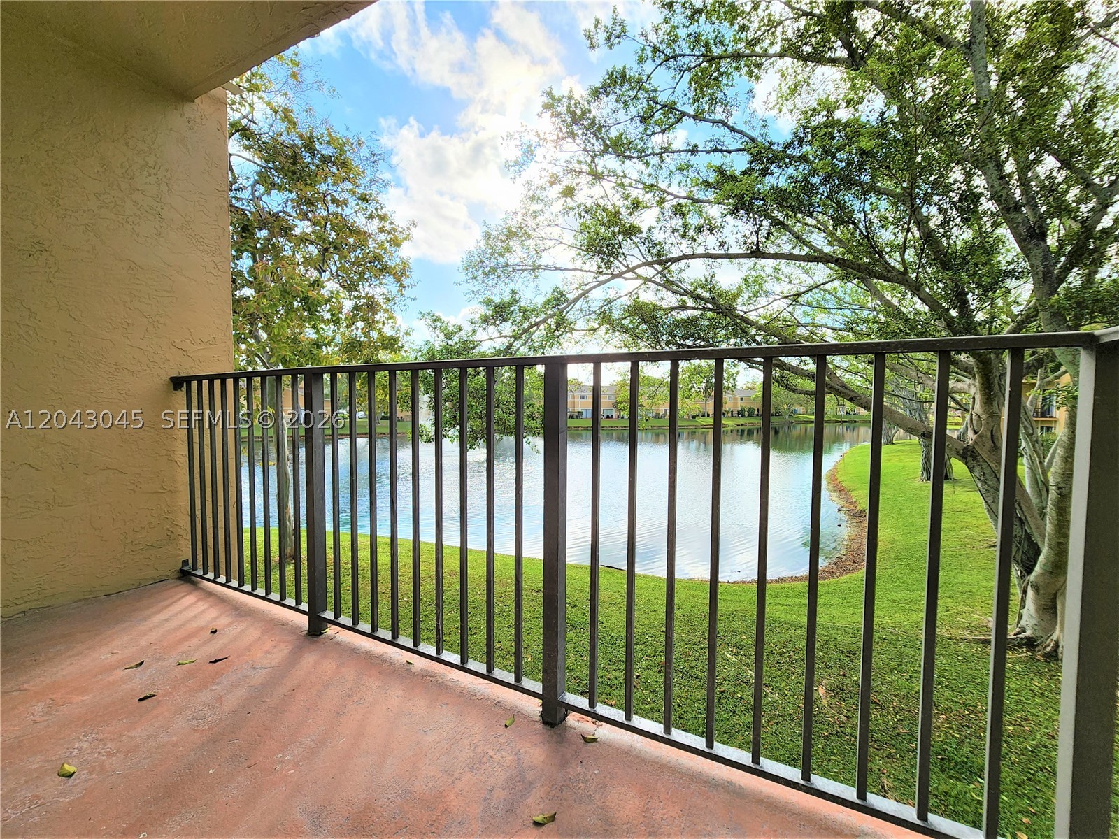 251 Palm Cir W 204 Property Photo 1