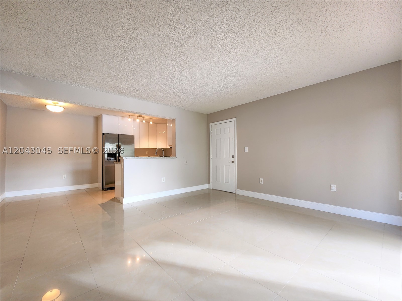 251 Palm Cir W 204 Property Photo 4