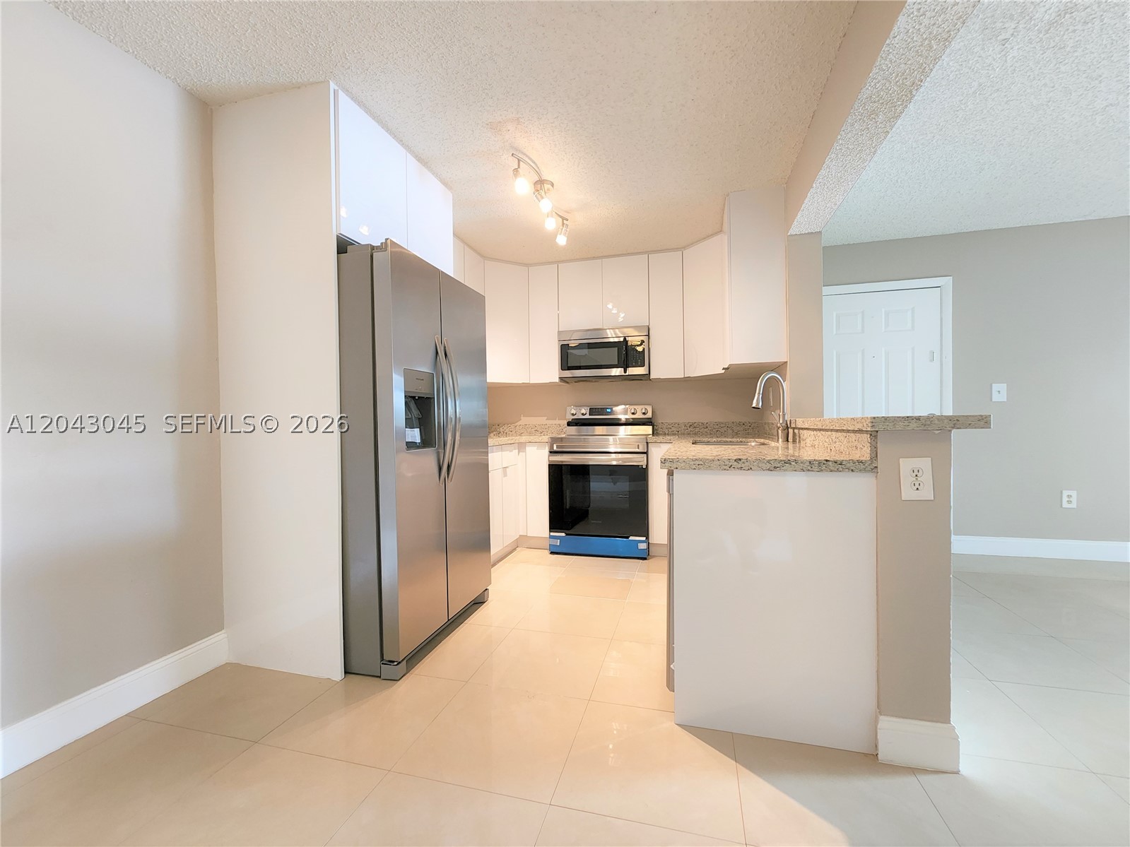 251 Palm Cir W 204 Property Photo 6