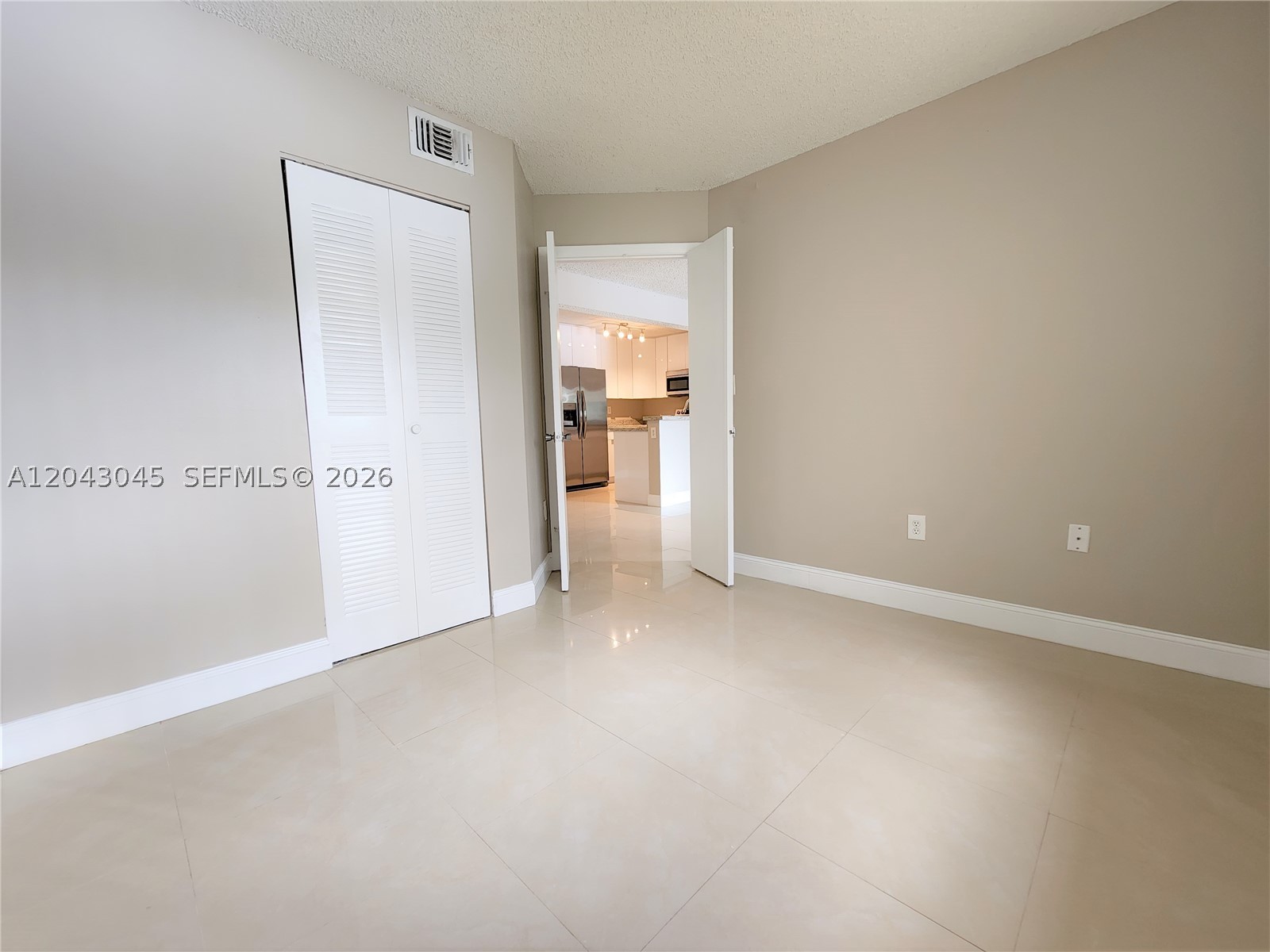 251 Palm Cir W 204 Property Photo 10