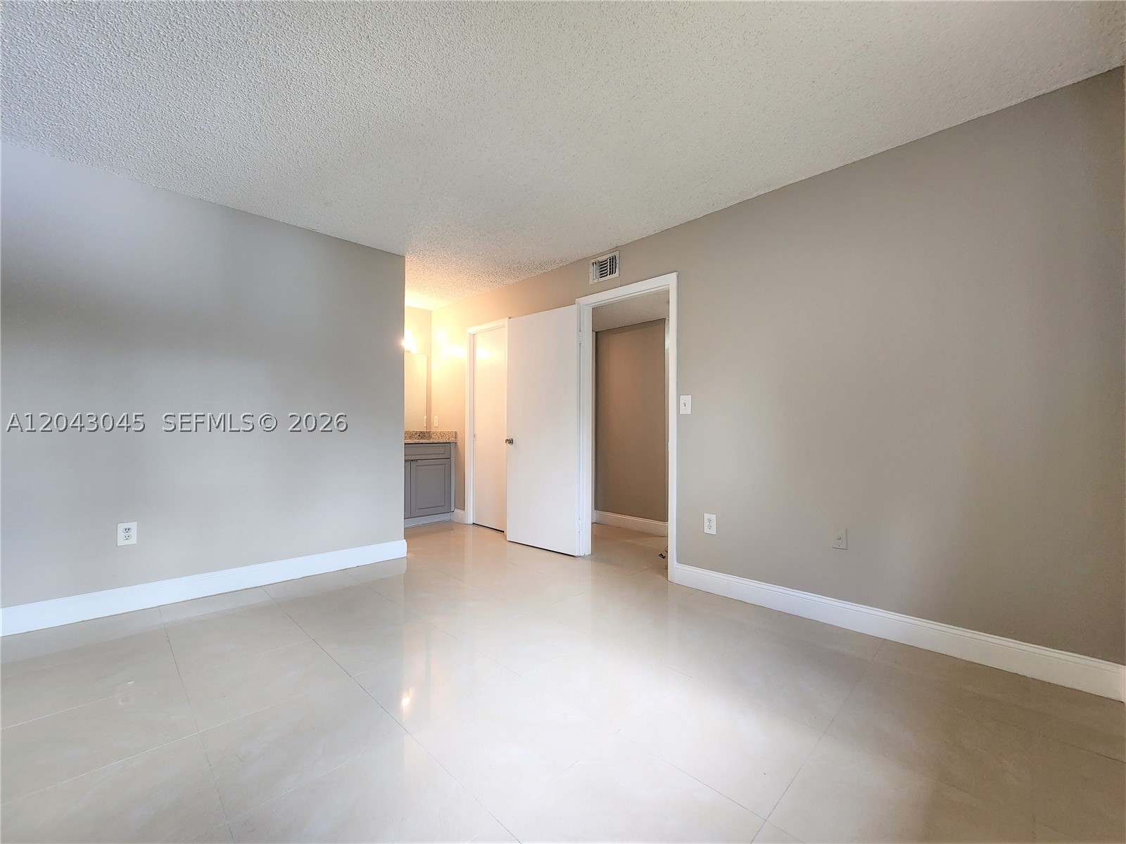251 Palm Cir W 204 Property Photo 14
