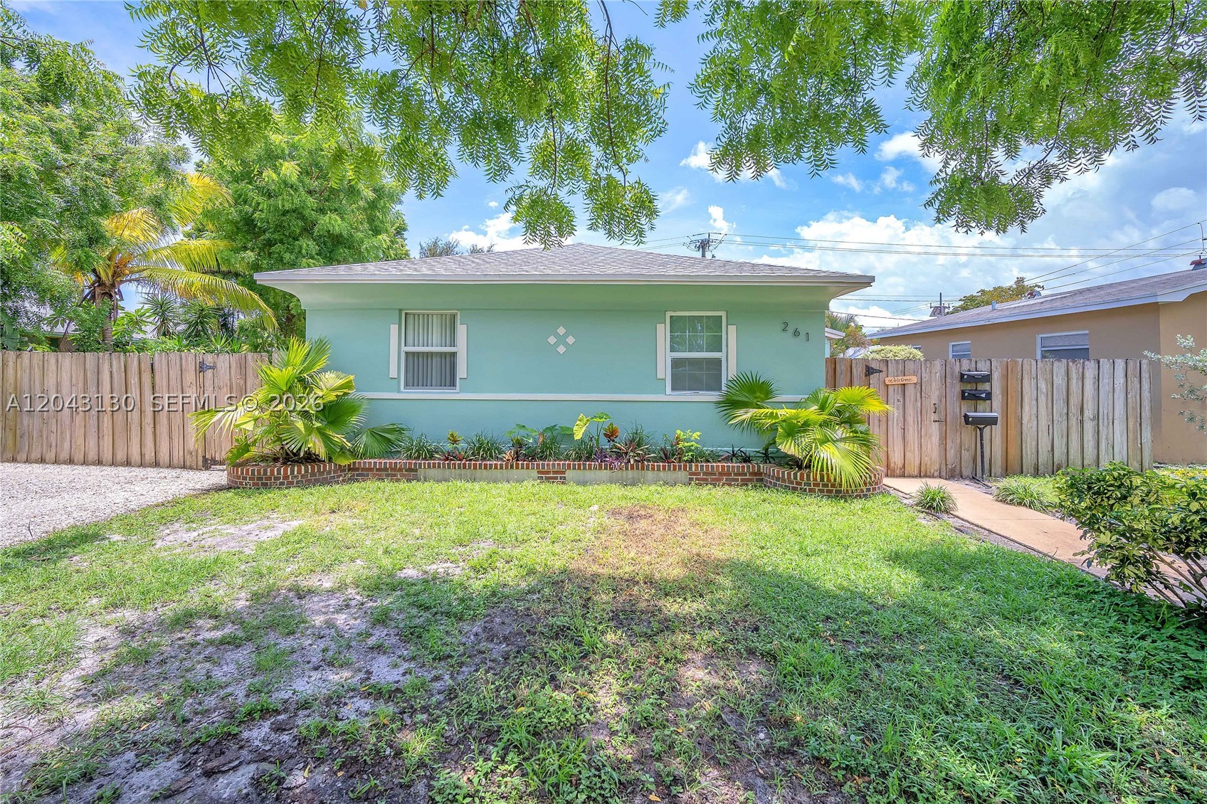 261 SW 15th St 1 Property Photo 1