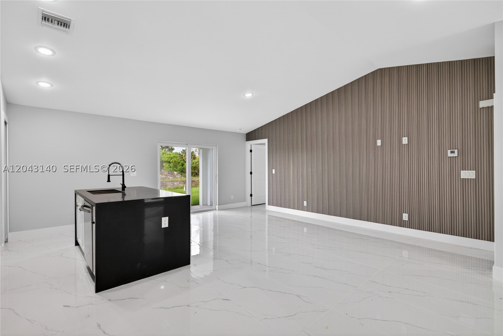 704 E Carbon Property Photo 2