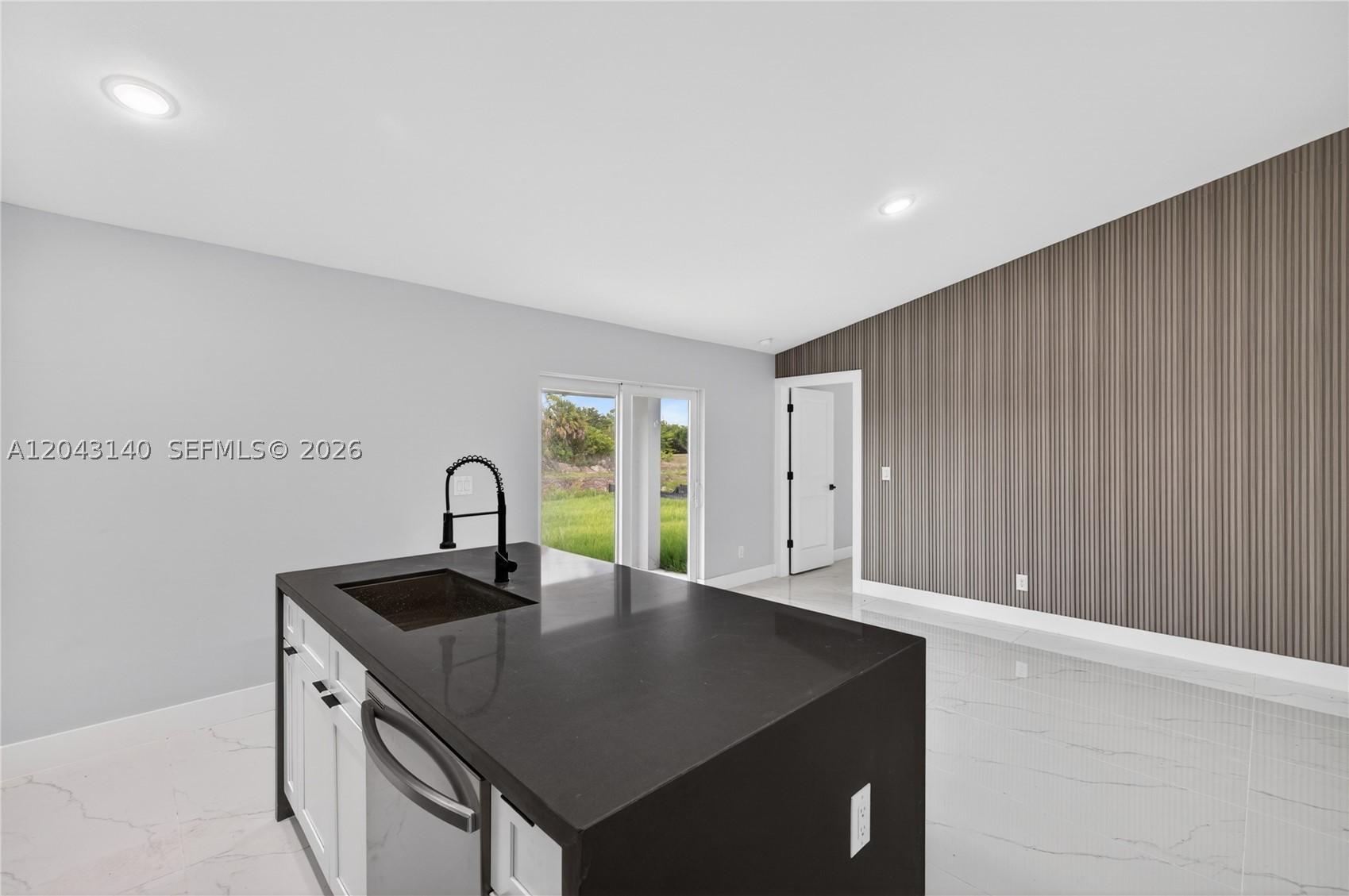 704 E Carbon Property Photo 18