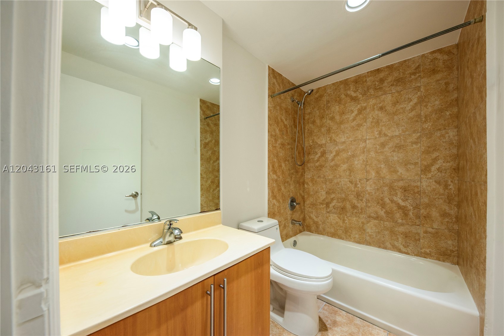 7501 E Treasure Dr 6a Property Photo 10