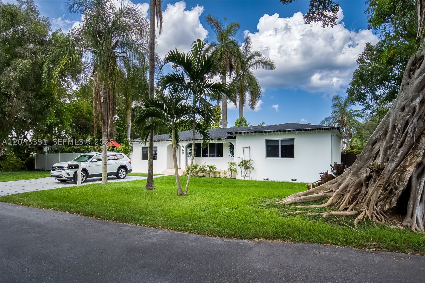 13501 Ne Miami Ct Property Photo 3