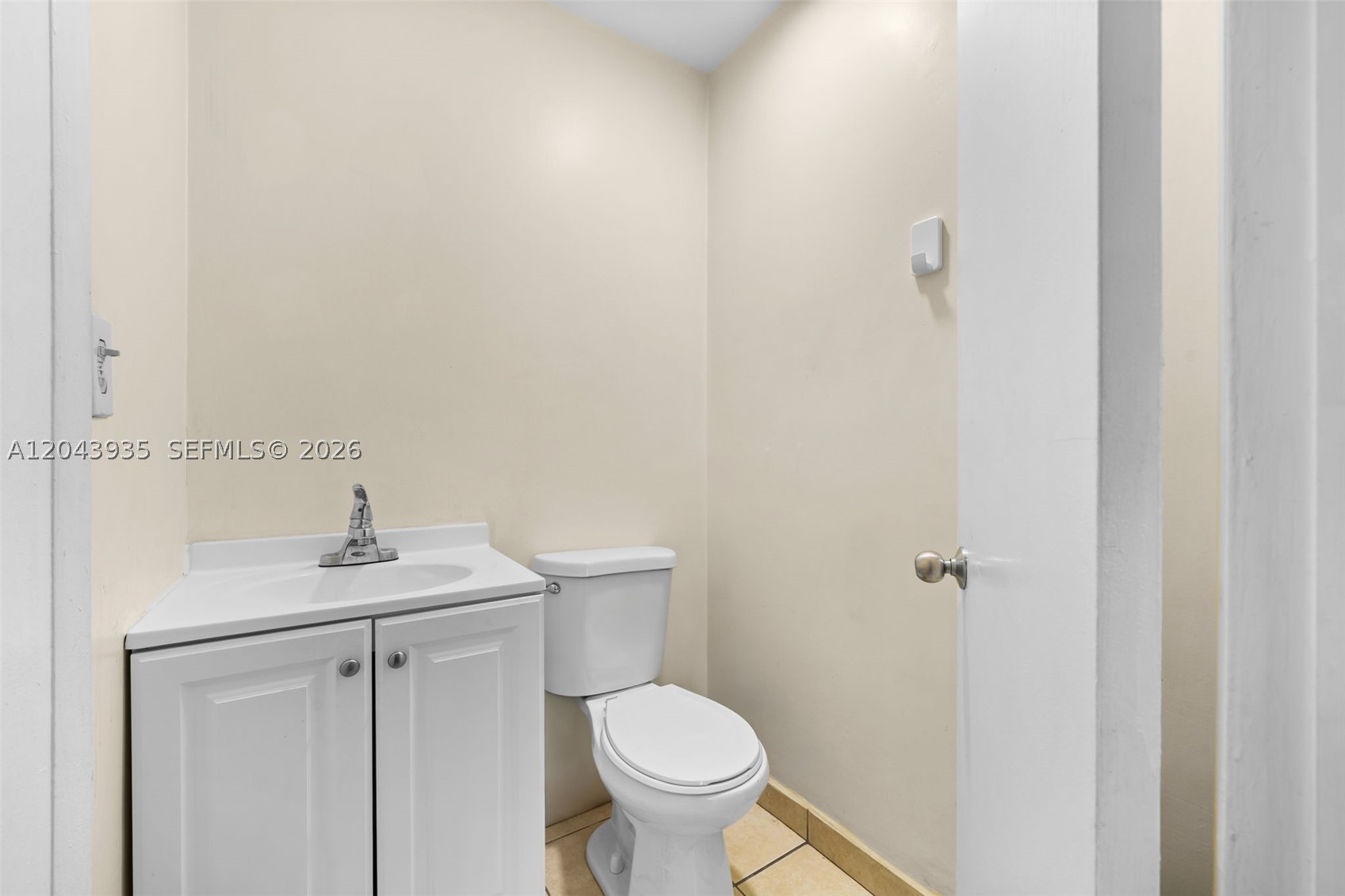 693 W 26th St Property Photo 8